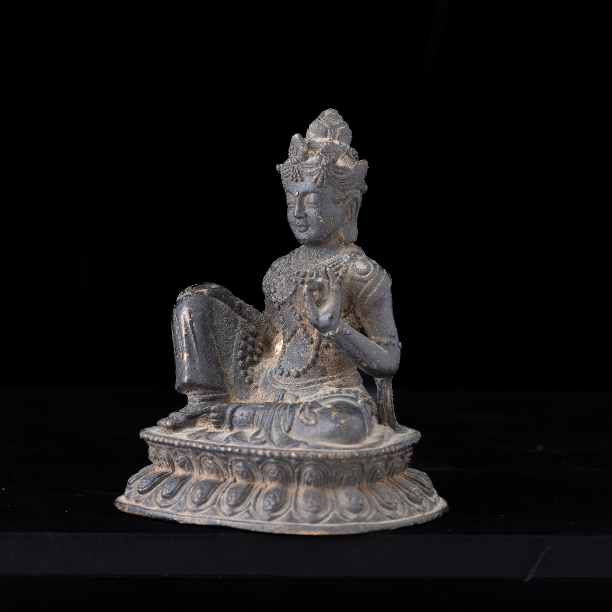Figura di Buddha seduto su doppio fiore di loto, Tibet, XX secolo, altezza 8 cm