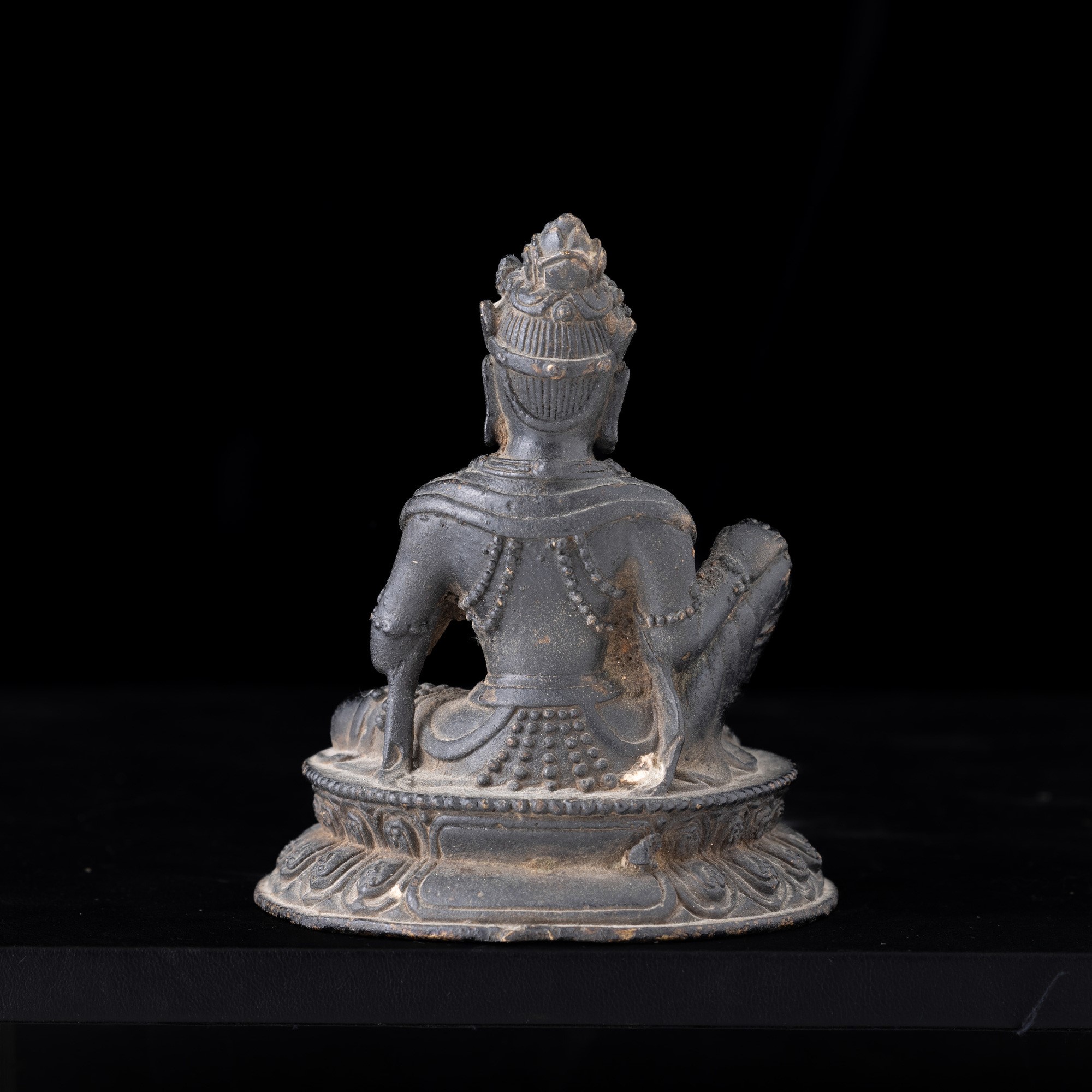 Figura di Buddha seduto su doppio fiore di loto, Tibet, XX secolo, altezza 8 cm