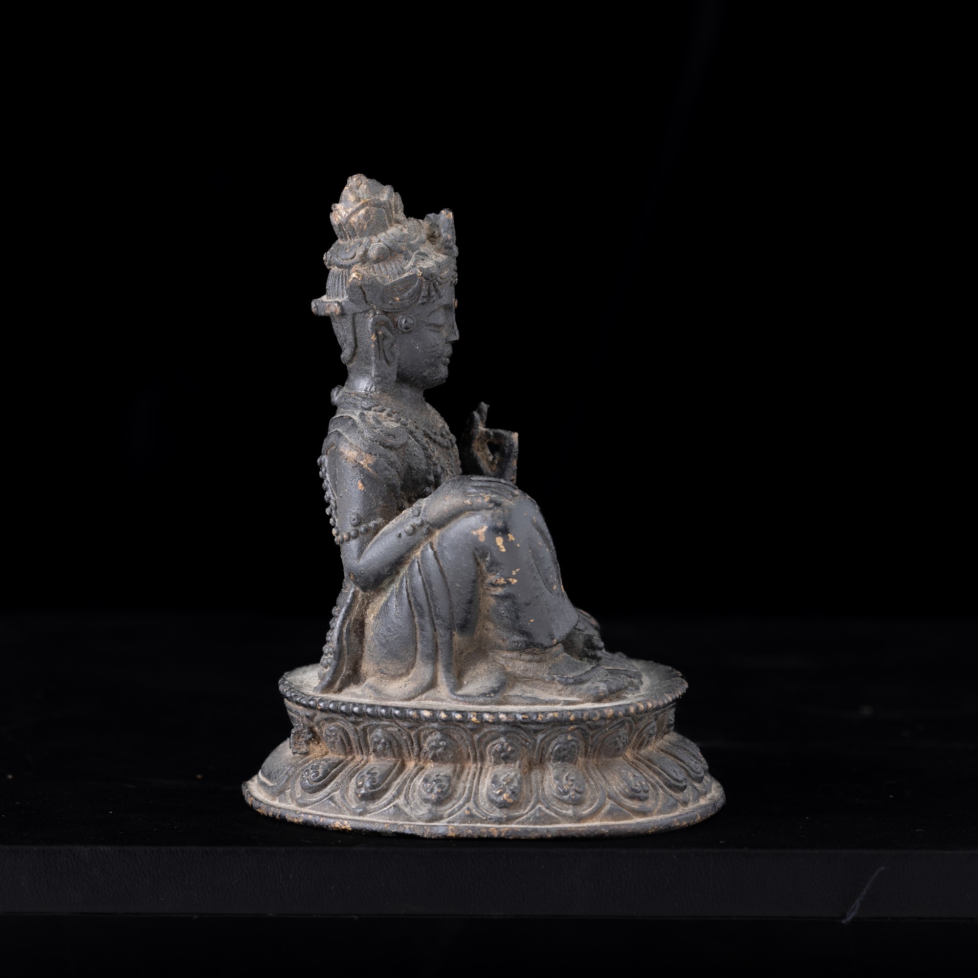 Figura di Buddha seduto su doppio fiore di loto, Tibet, XX secolo, altezza 8 cm