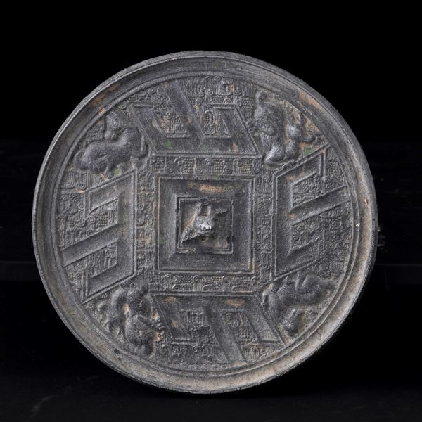 Lotto composto da quattro elementi in bronzo con decori a rilievo, Cina, XX secolo