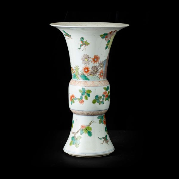 Vaso a tromba in porcellana con decori a motivi floreali, Cina, Dinastia Qing, XIX secolo