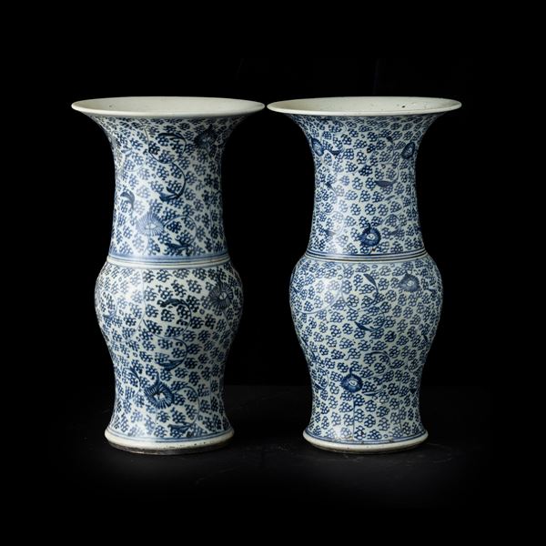 Coppia di vasi in porcellana bianca e blu, Cina, Dinastia Qing, XIX secolo
