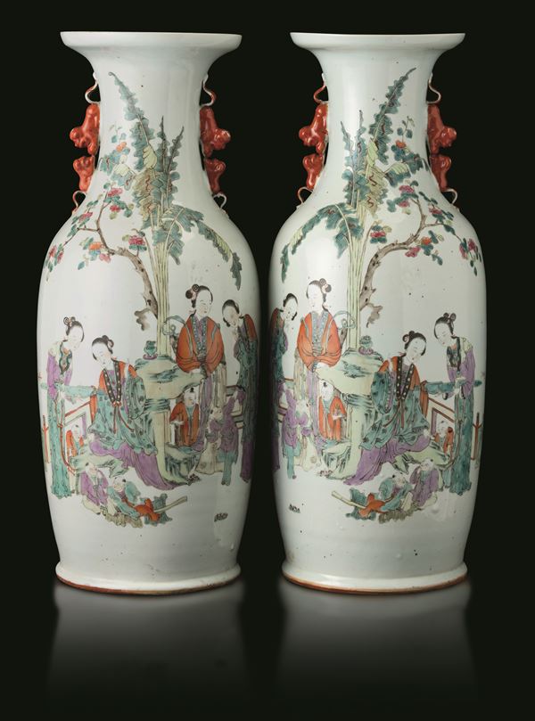 Coppia di vasi in porcellana Famiglia Rosa biansati a guisa di Cane di Pho raffiguranti scena di vita comune con iscrizioni, Cina, Dinastia Qing, XIX secolo
