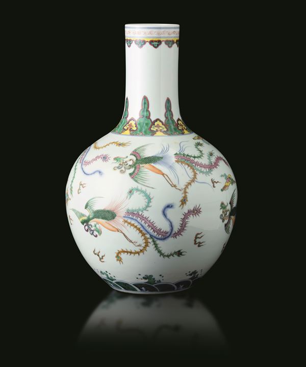 Vaso Tianqiuping in porcellana raffigurante fenici, Cina, XX secolo