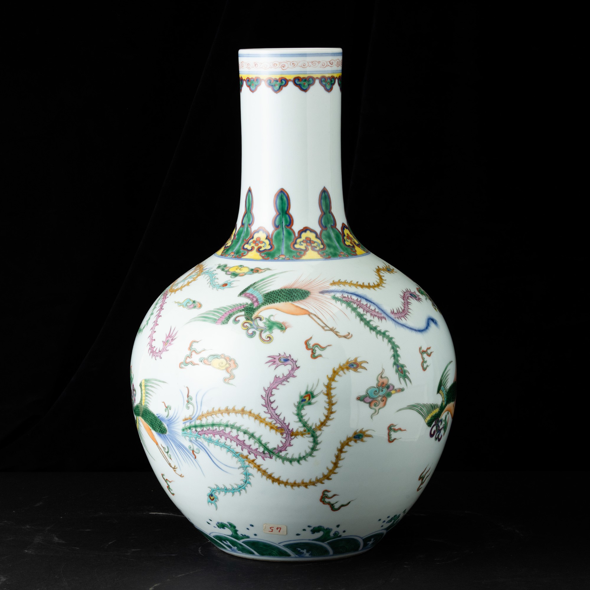 Cina, Vaso Tianqiuping in porcellana decorata con fenici, marchio apocrifo Yongzheng (1723-1735),...