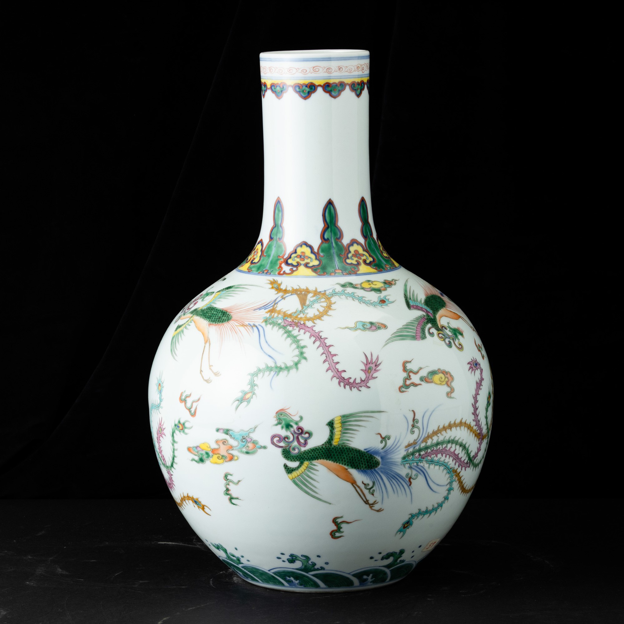 Cina, Vaso Tianqiuping in porcellana decorata con fenici, marchio apocrifo Yongzheng (1723-1735),...