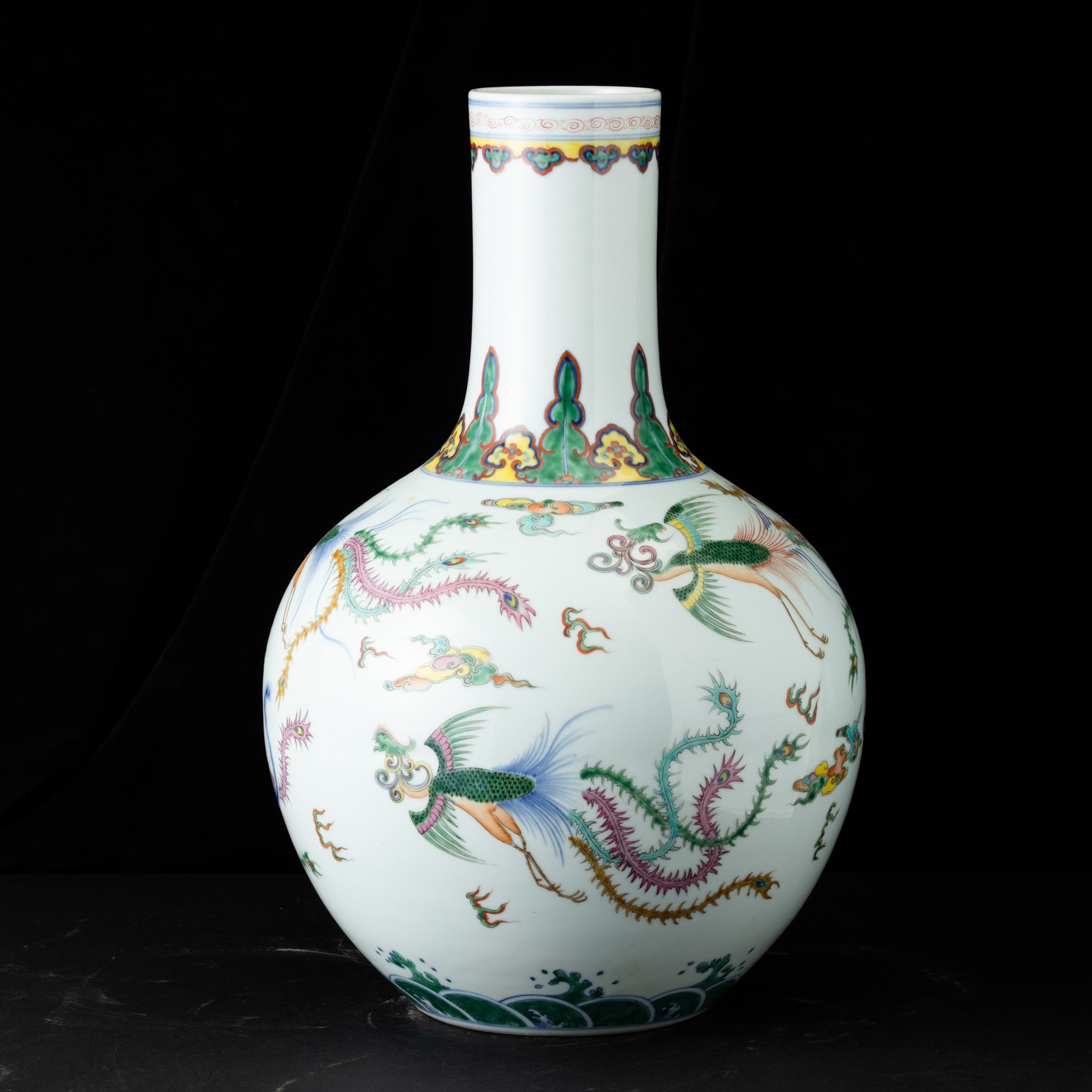Cina, Vaso Tianqiuping in porcellana decorata con fenici, marchio apocrifo Yongzheng (1723-1735),...