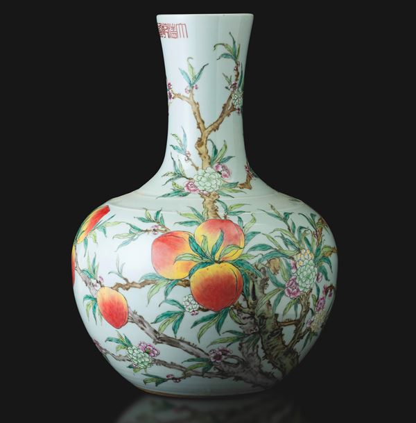 Vaso in porcellana Famiglia Rosa raffigurante pesche con pipistrelli e fiori, Cina, Repubblica