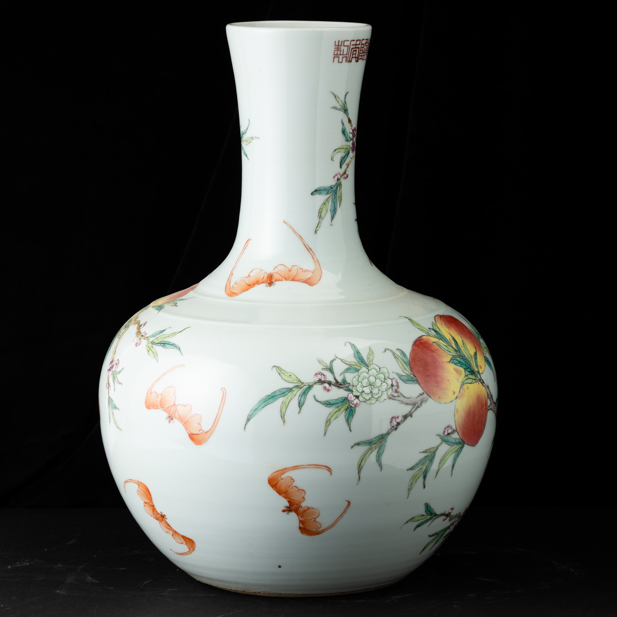 Famiglia Rosa, Vaso in porcellana con pesche, pipistrelli e fiori, Cina, periodo Repubblica