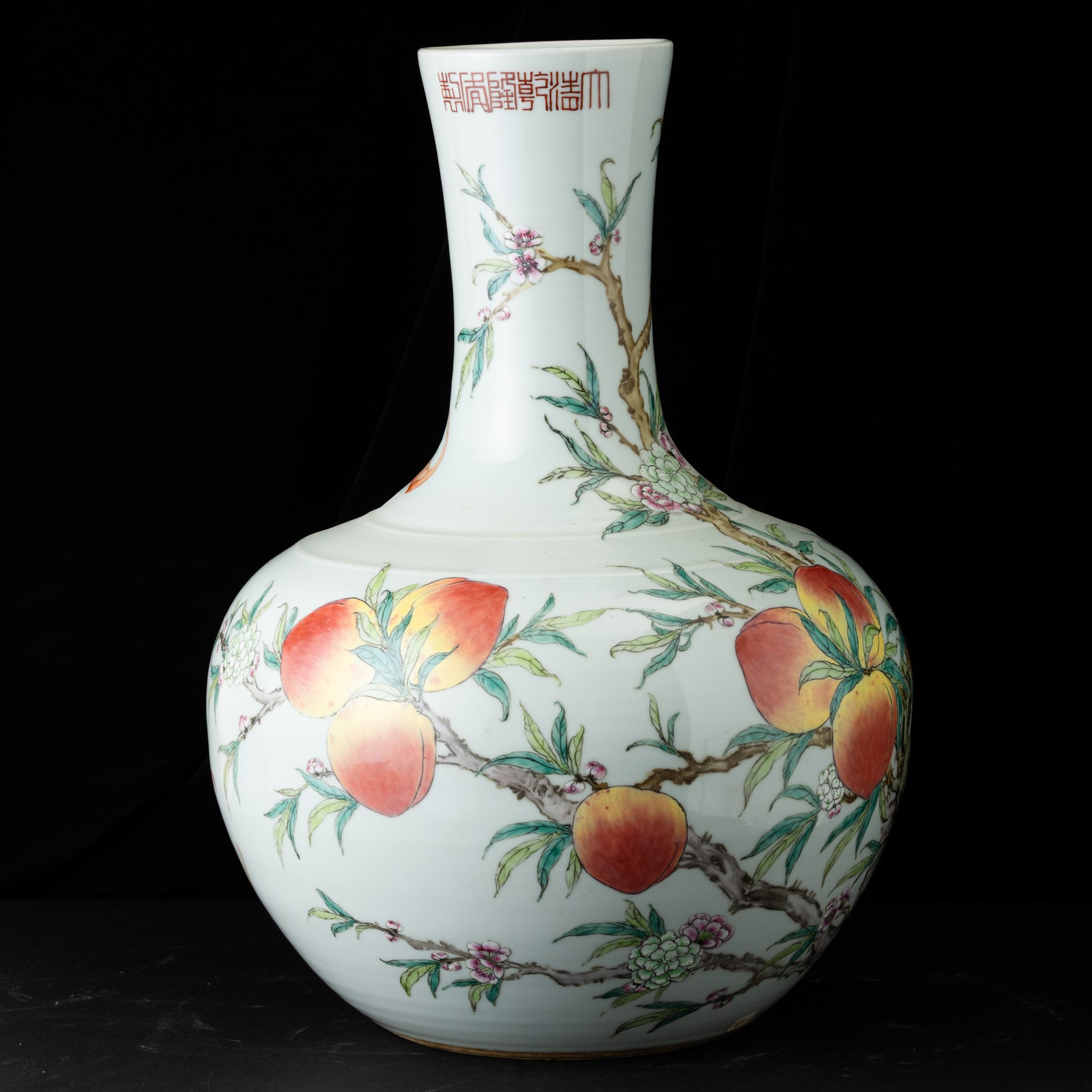 Famiglia Rosa, Vaso in porcellana con pesche, pipistrelli e fiori, Cina, periodo Repubblica