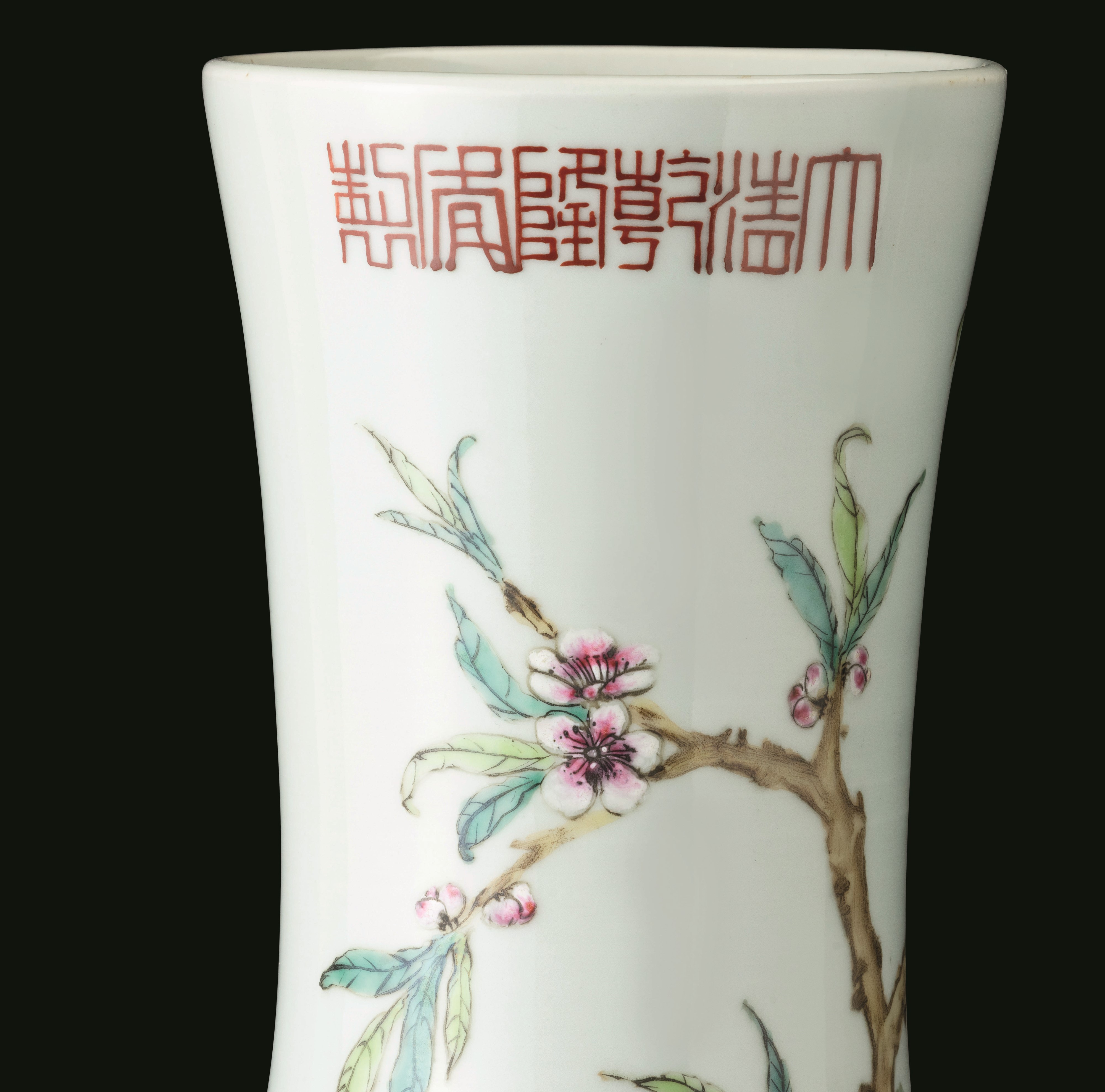 Famiglia Rosa, Vaso in porcellana con pesche, pipistrelli e fiori, Cina, periodo Repubblica