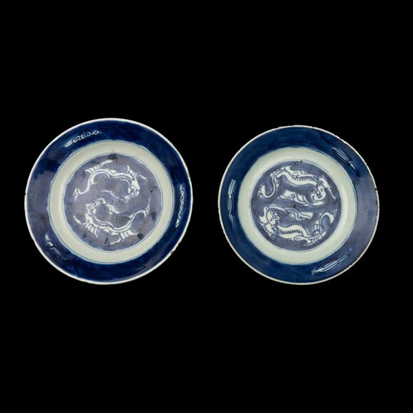Coppia di piatti in porcellana bianca e blu raffiguranti draghi, Cina, Dinastia Qing, epoca Kangxi (1662-1722)