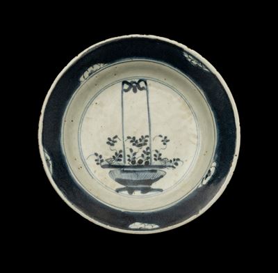 Piatto in porcellana bianca e blu con decori floreali, Cina, Dinastia Qing, epoca Kangxi (1662-17...