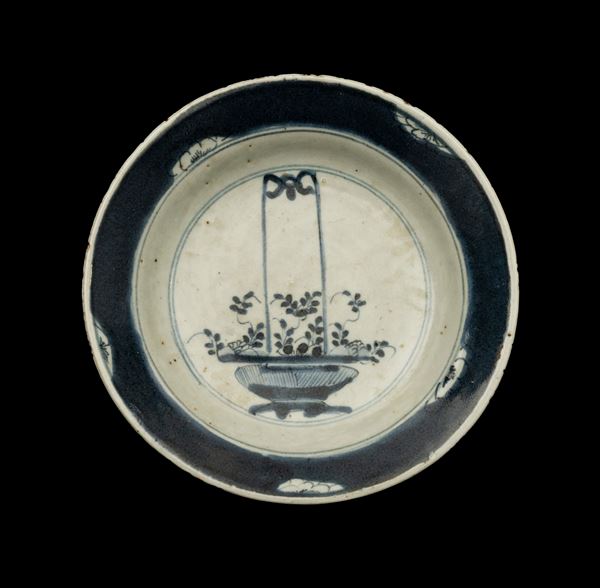 Piatto in porcellana bianca e blu con decori floreali, Cina, Dinastia Qing, epoca Kangxi (1662-1722)