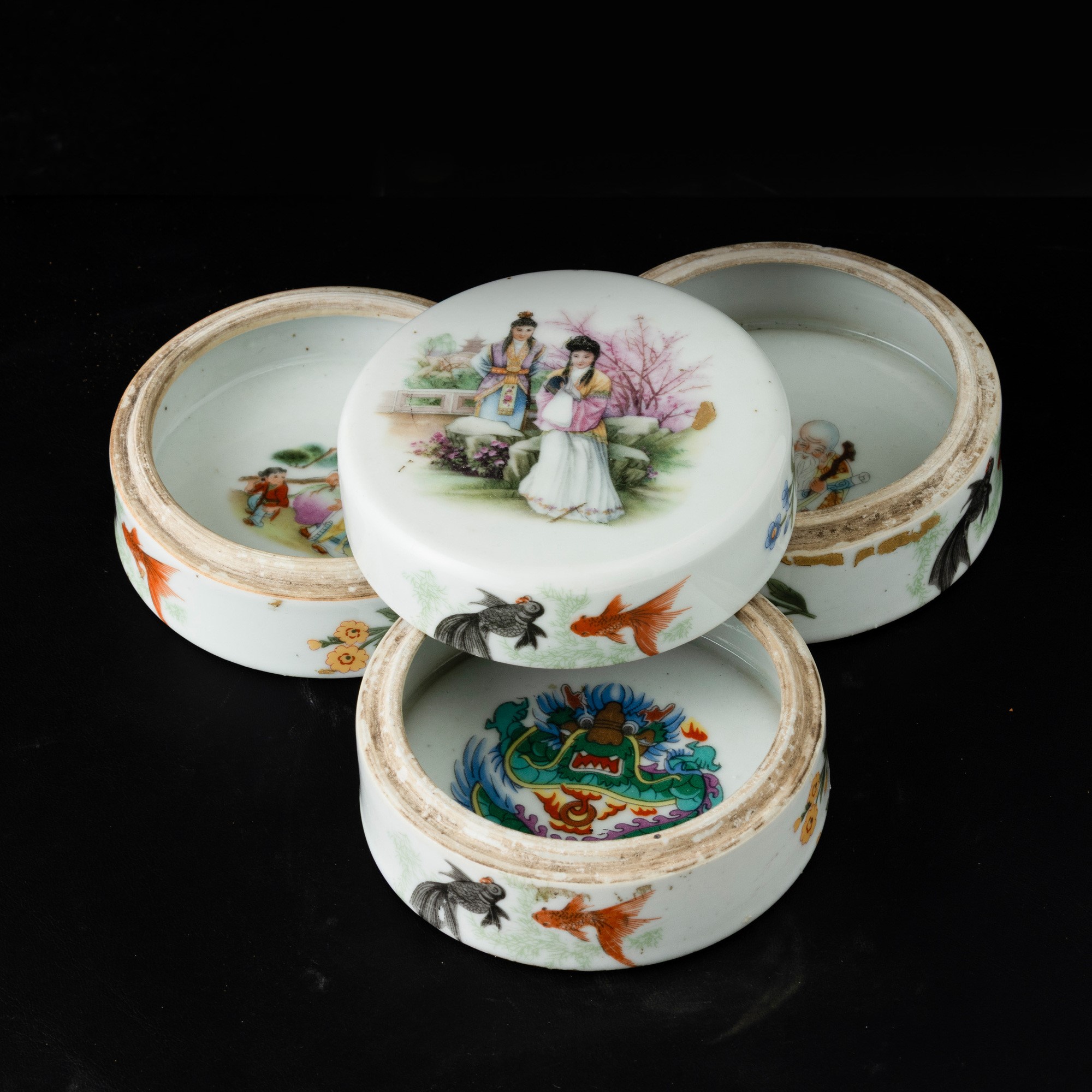 Contenitore in porcellana con decorazione di scena di vita comune e pesci, Cina, Repubblica