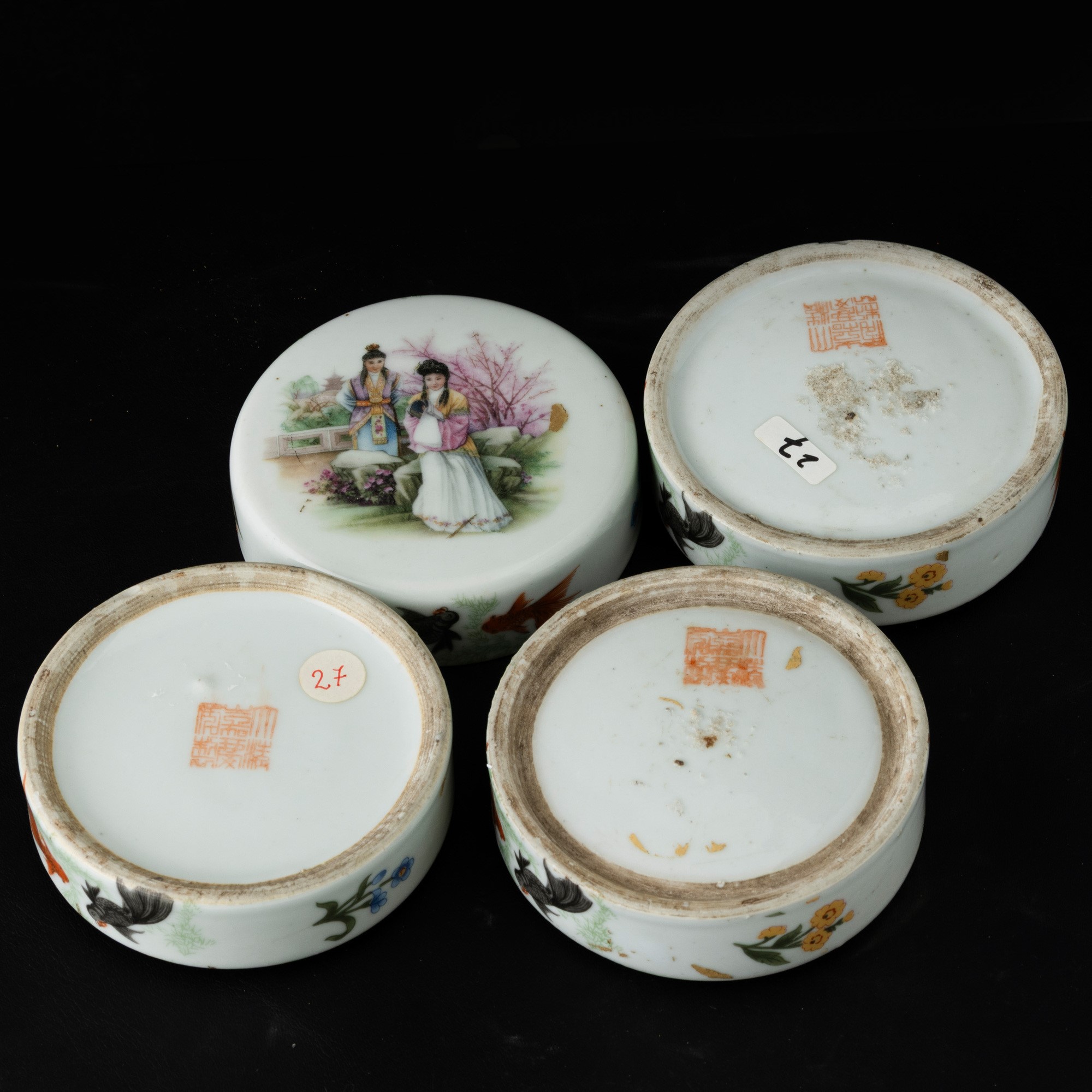 Contenitore in porcellana con decorazione di scena di vita comune e pesci, Cina, Repubblica