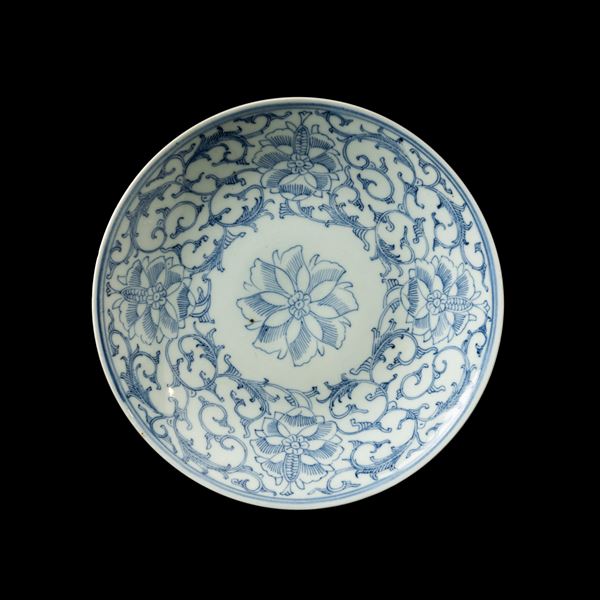 Piatto in porcellana bianca e blu con decori a motivi floreali, Cina, Dinastia Qing, XIX secolo
