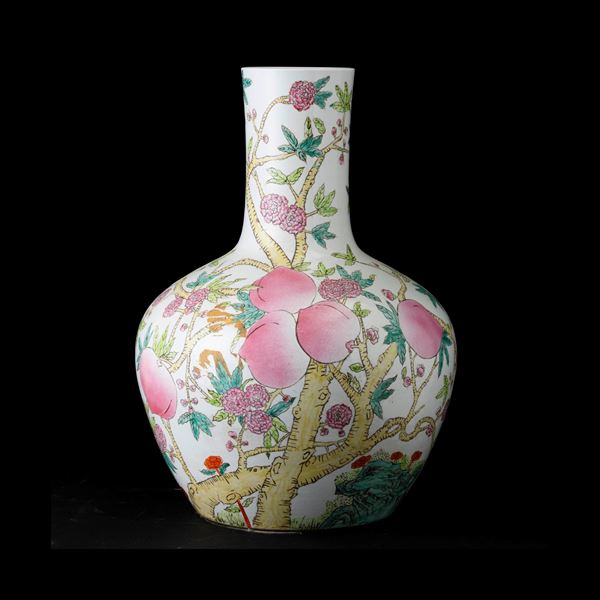 ONLINE Vaso in porcellana Famiglia Rosa raffigurante pesche e decori a motivi floreali, Cina, Repubblica