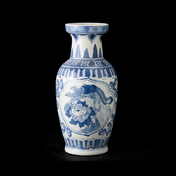 Vaso in porcellana bianca e blu raffigurante draghi con decori a motivi floreali, Cina, Dinastia Qing, XIX secolo