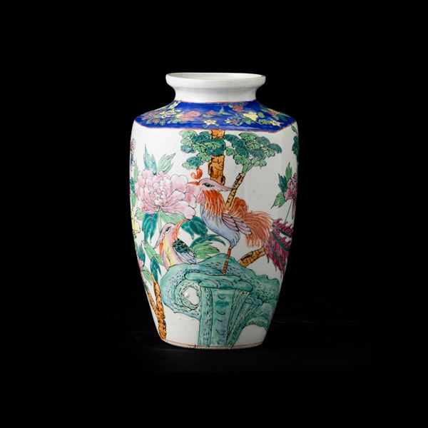 Vaso in porcellana Famiglia Rosa raffigurante farfalle con decori floreali, Cina, XIX secolo