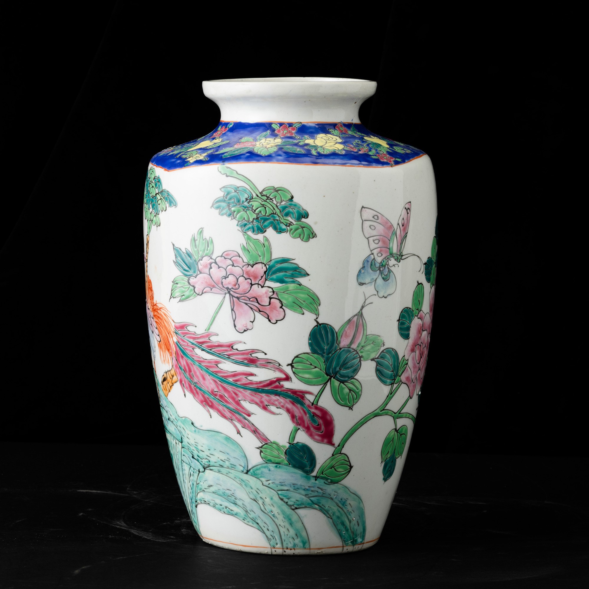 Vaso in porcellana Famiglia Rosa con decori floreali e farfalle, Cina, XIX secolo