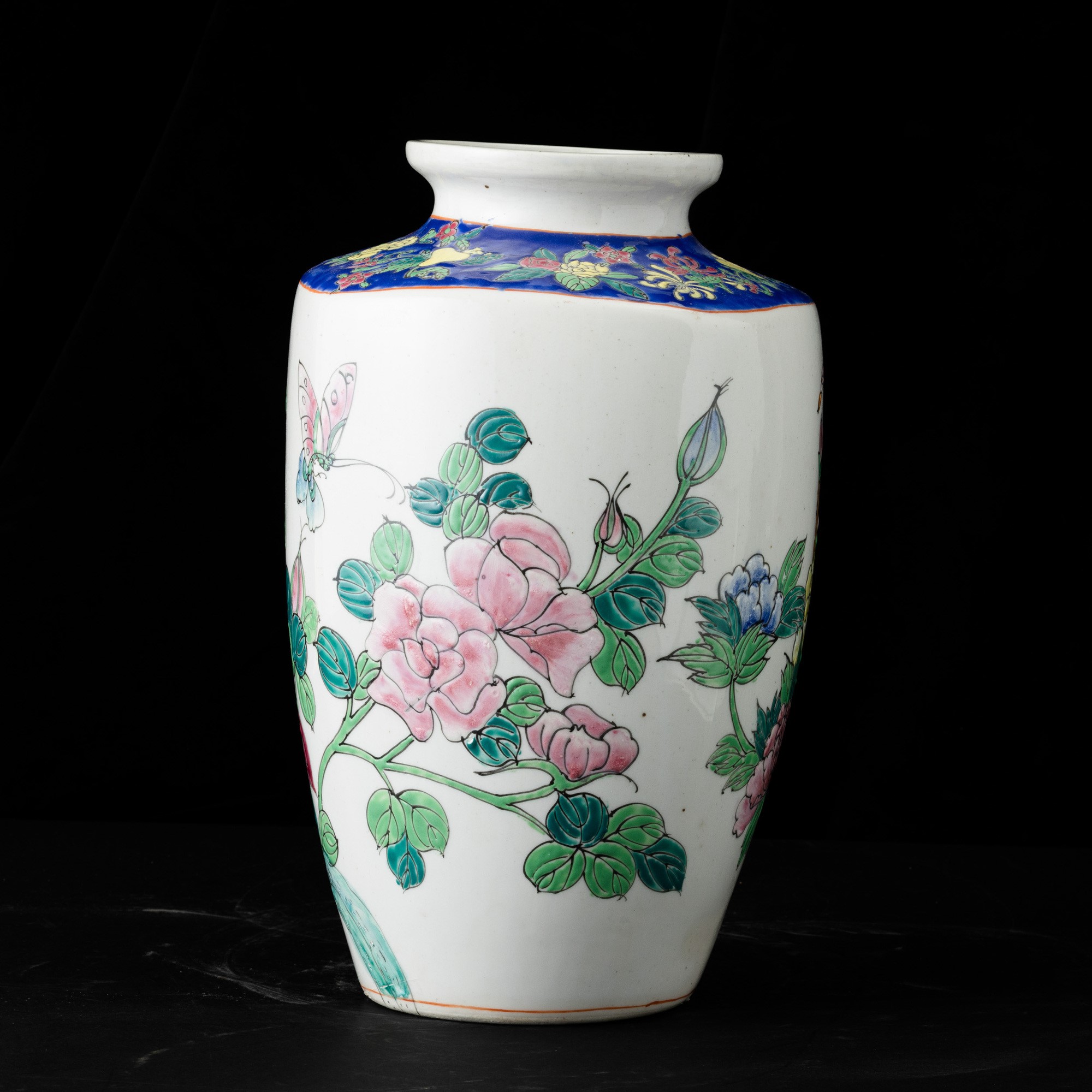 Vaso in porcellana Famiglia Rosa con decori floreali e farfalle, Cina, XIX secolo