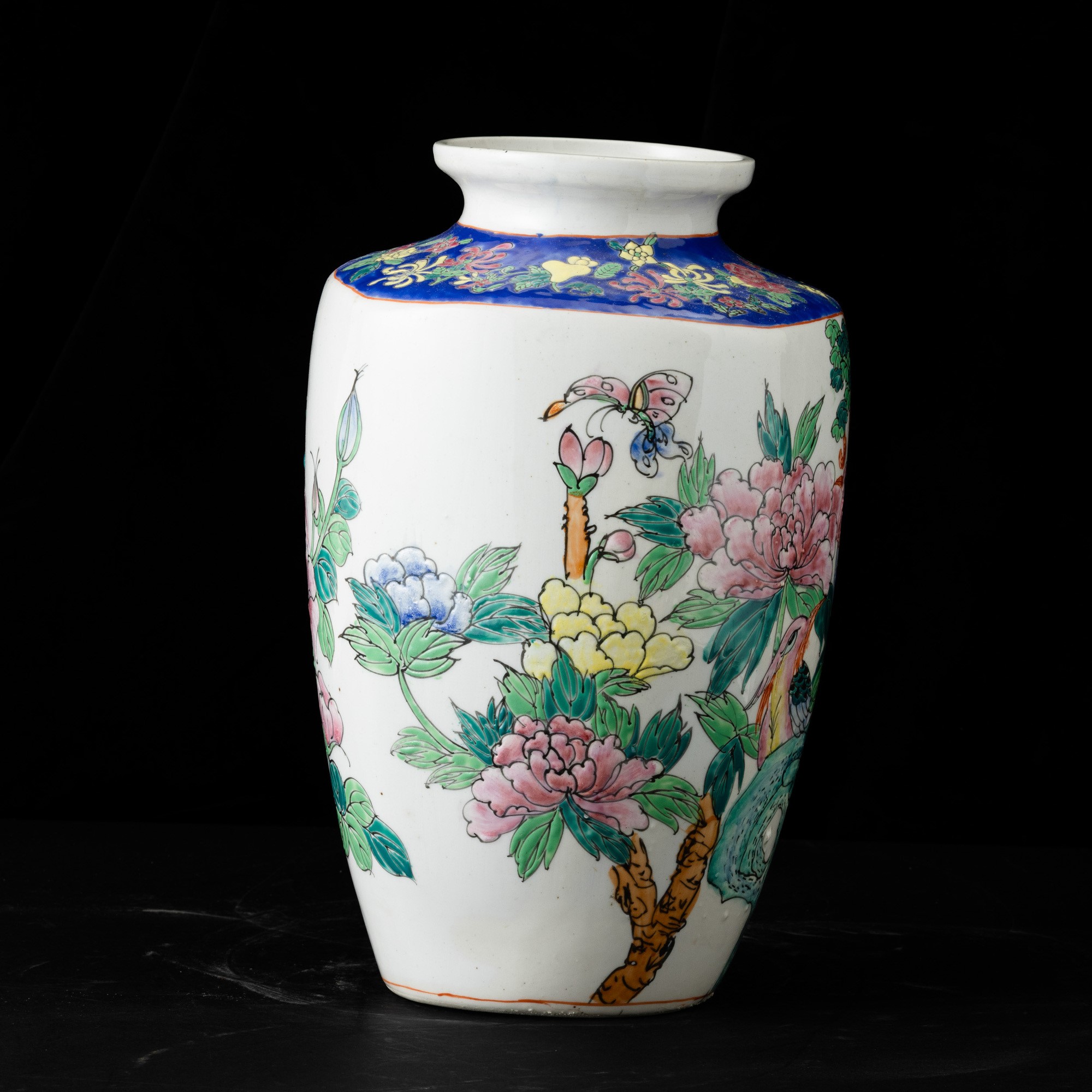 Vaso in porcellana Famiglia Rosa con decori floreali e farfalle, Cina, XIX secolo