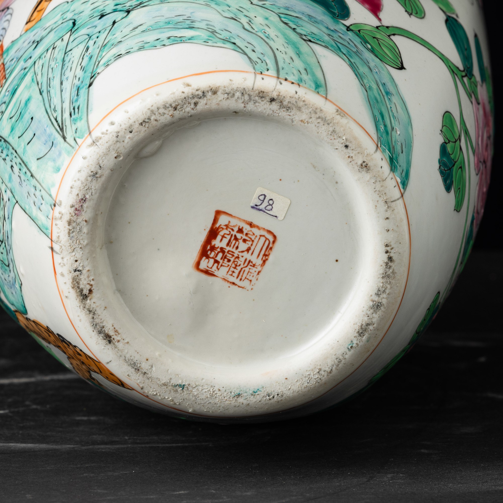 Vaso in porcellana Famiglia Rosa con decori floreali e farfalle, Cina, XIX secolo