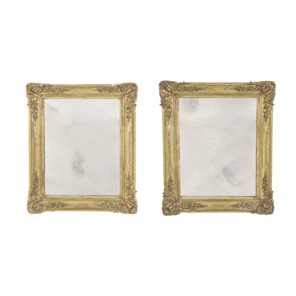 Coppia di specchiere in legno dorato. Fine XIX-inizi XX secolo