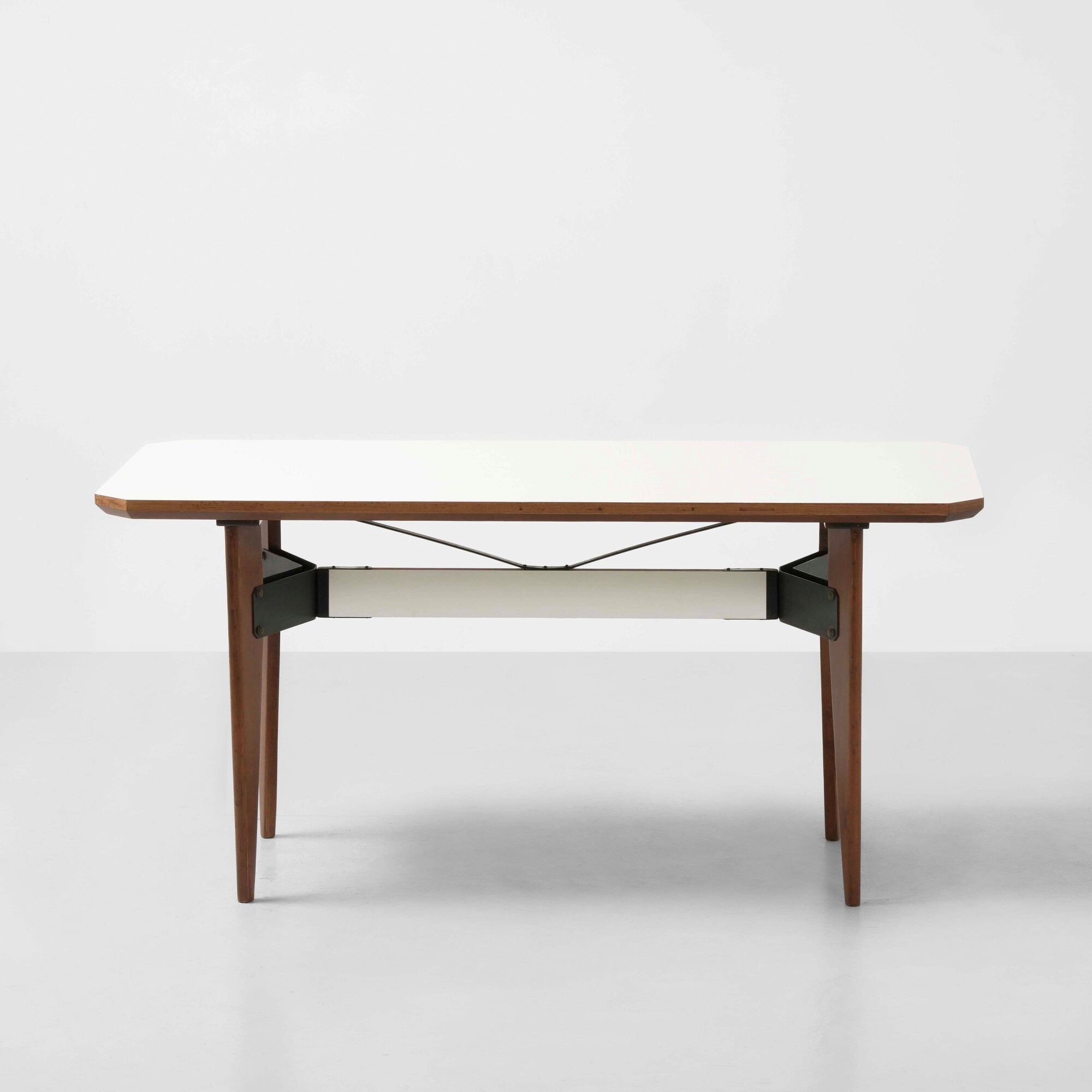 Prodotto in Italia, Tavolo in legno e metallo laccato con piano in laminato (stile industriale/ar...