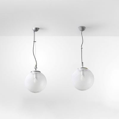 Due lampade a sospensione, struttura in metallo e diffusori in vetro di Murano (prod. Italia, ca....