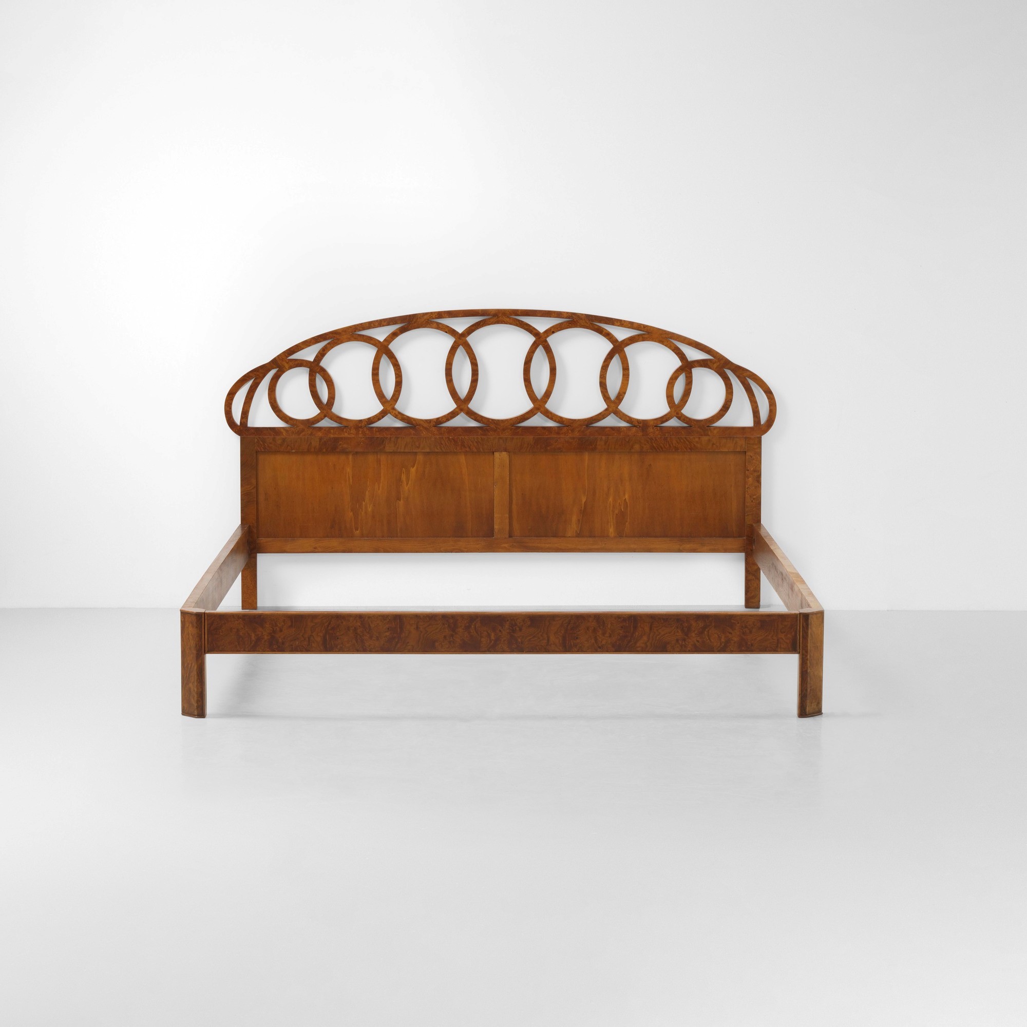 Prodotto in Italia, Letto in legno e impiallacciatura di radica (stile art-nouveau/art-deco), 196...