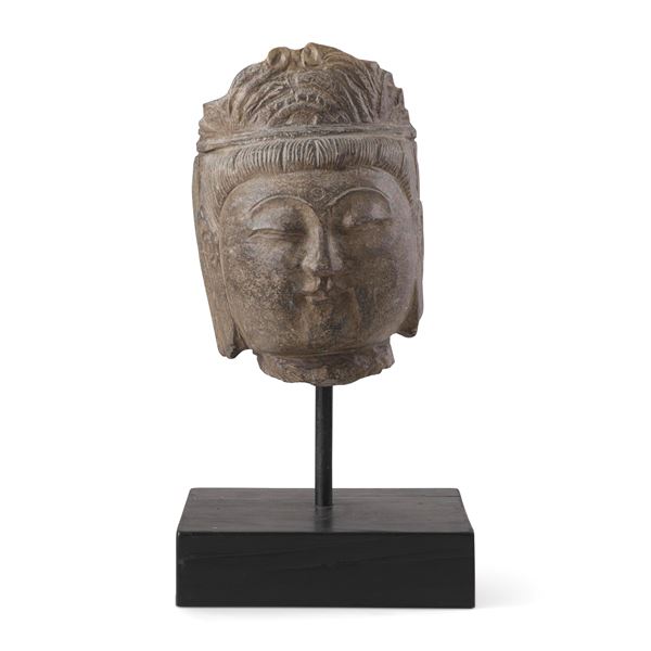 Testa di divinità orientale in pietra