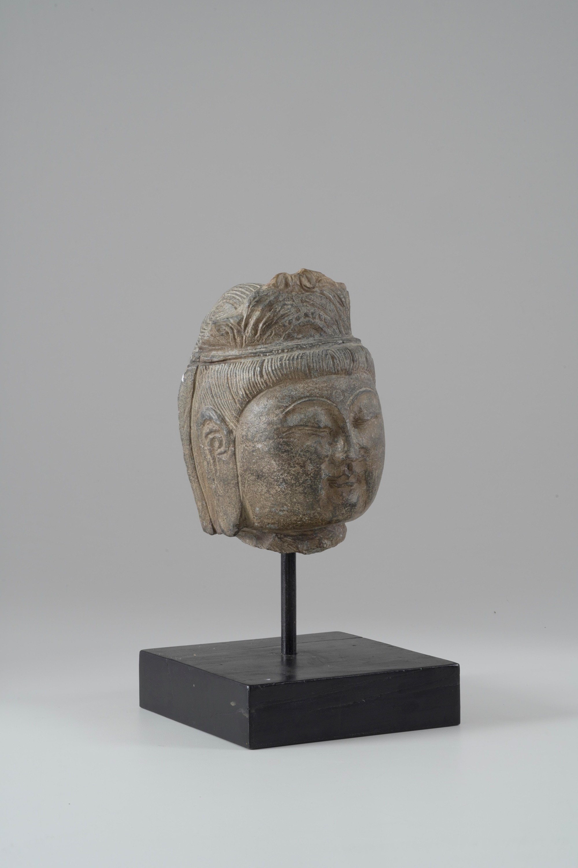 Testa di divinità orientale, scultura in pietra