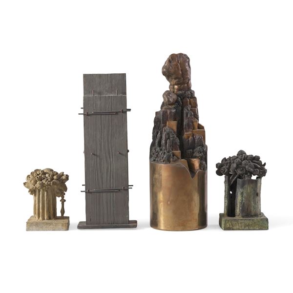 Quattro sculture di soggetto astratto in materiali diversi