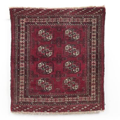 Tappeto turkmeno, campo rosso con gul, inizio XX secolo