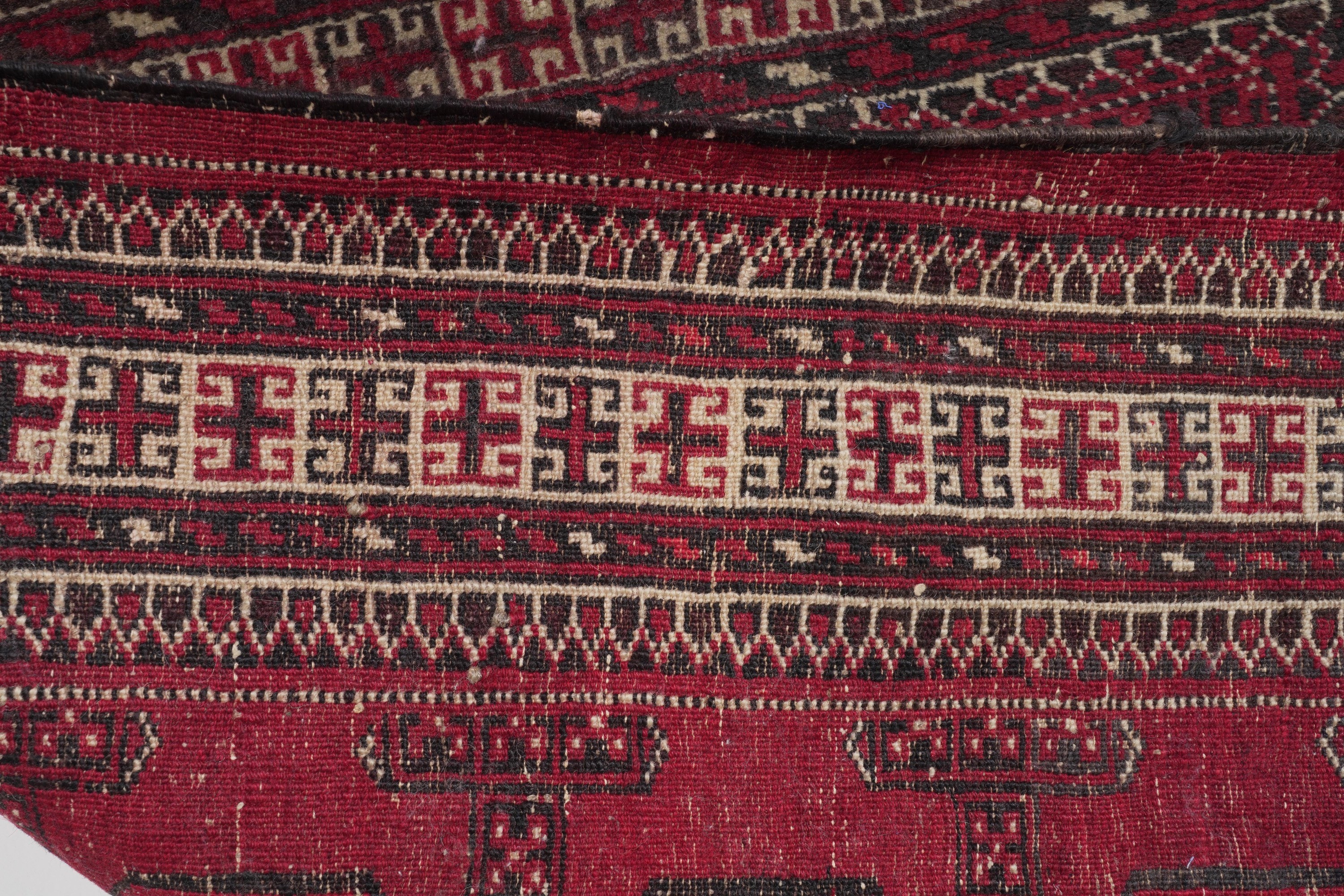 Tappeto turkmeno, campo rosso con gul, inizio XX secolo