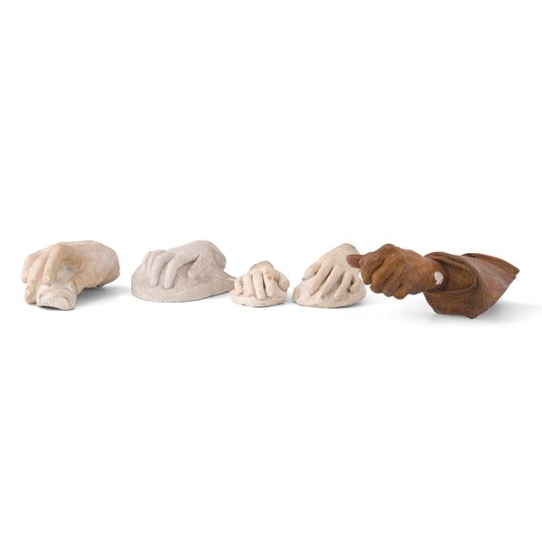 Cinque calchi di mano in gesso
