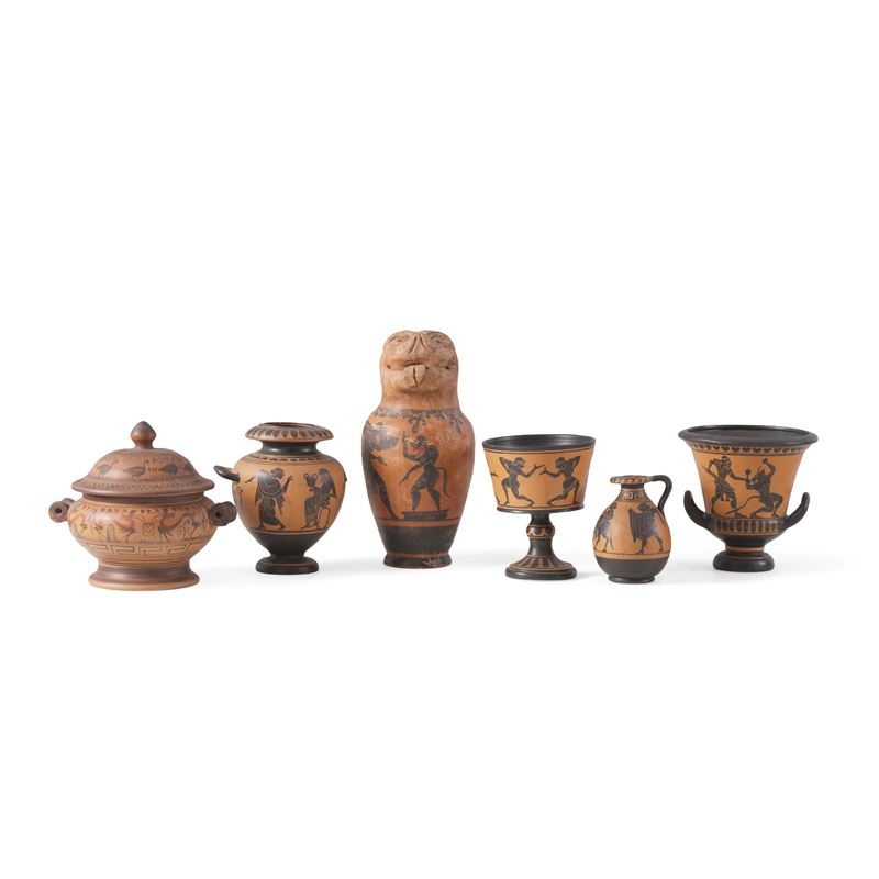 Lotto di sei vasetti in terracotta all'etrusca. XX secolo  - Auction Ettore Mocchetti's Wunderkammer - Cambi Casa d'Aste