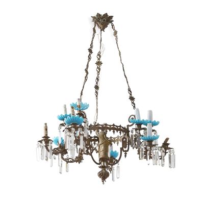 Lampadario in metallo dorato con cristalli e figura femminile centrale