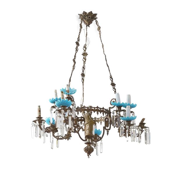 Lampadario in metallo dorato e cristalli