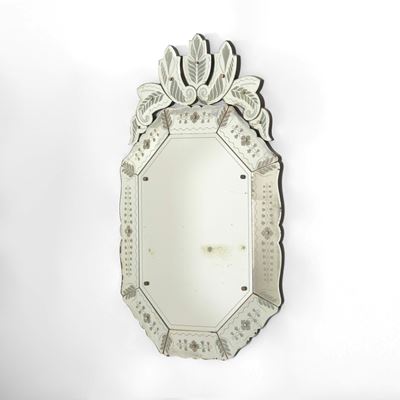 Specchiera, cornice in cristallo specchiato decorato a getto di sabbia