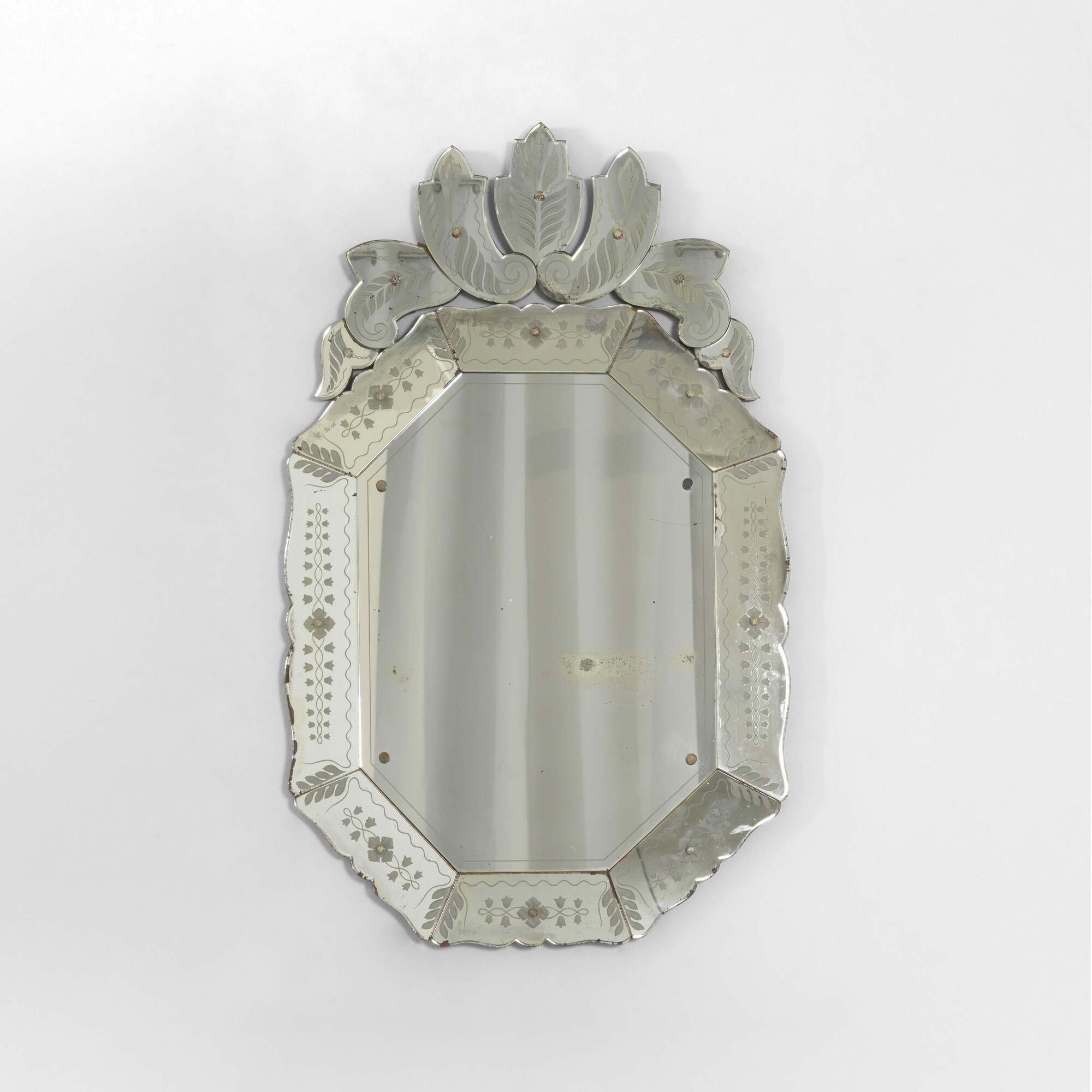 Specchiera, cornice in cristallo specchiato decorato a getto di sabbia