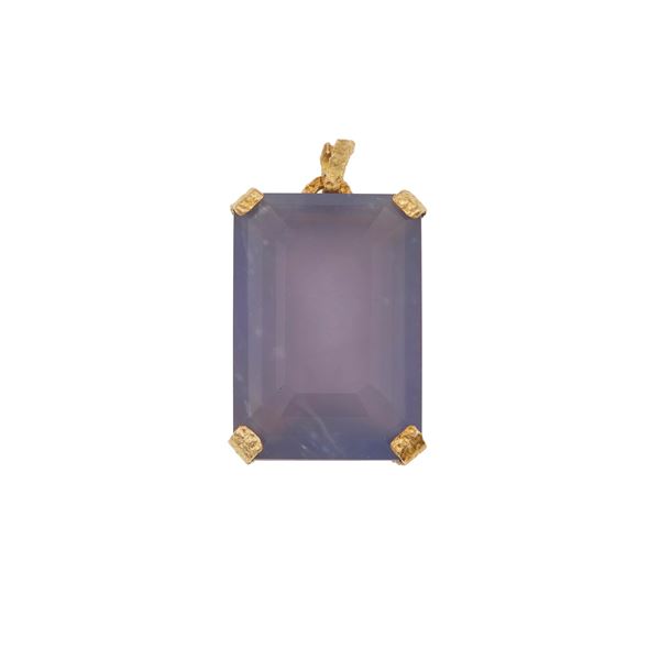 Chalcedony and gold pendant