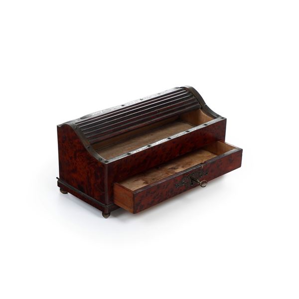 Scatola portadocumenti lastronata in radica. XX secolo