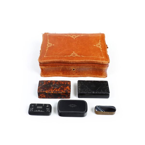 Lotto di cinque tabacchiere papier maché