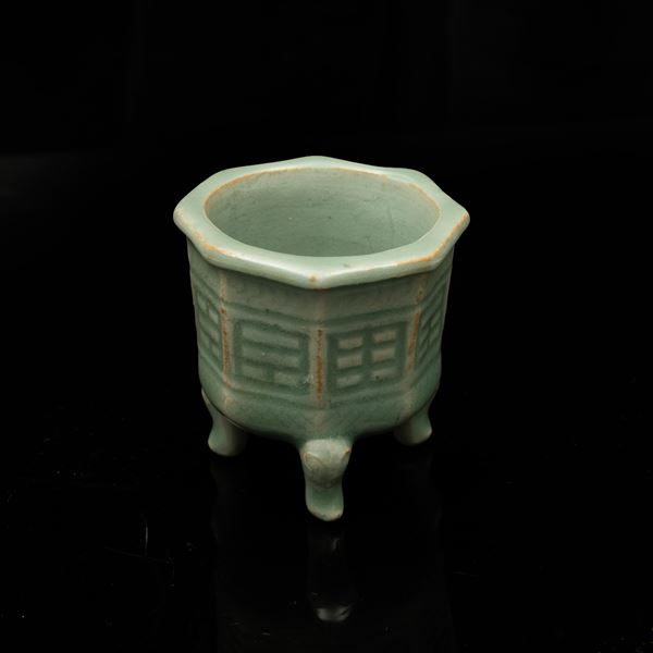 Piccolo incensiere tripode in porcellana con decori geometrici, Cina, XX secolo