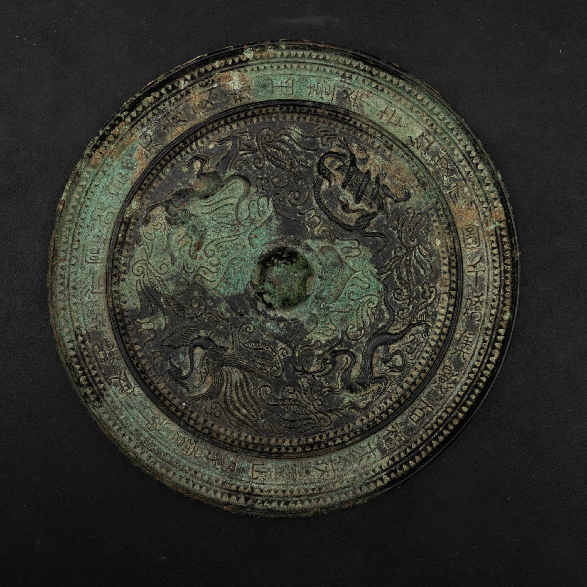 Specchio in bronzo con rappresentazione di aironi e decorazioni a rilievo, Cina, XX secolo