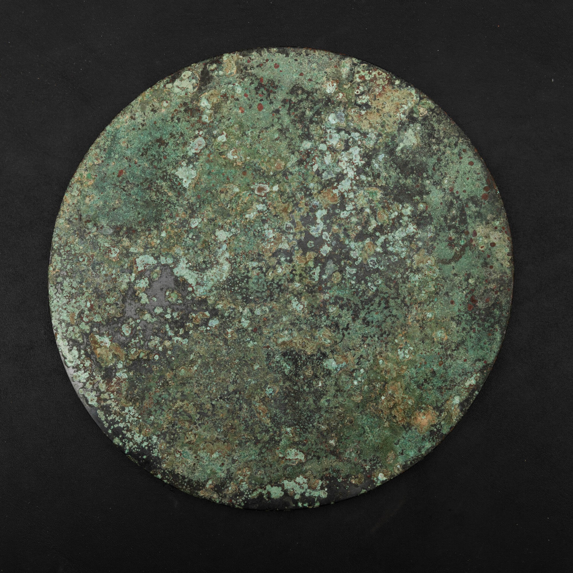 Specchio in bronzo con rappresentazione di aironi e decorazioni a rilievo, Cina, XX secolo