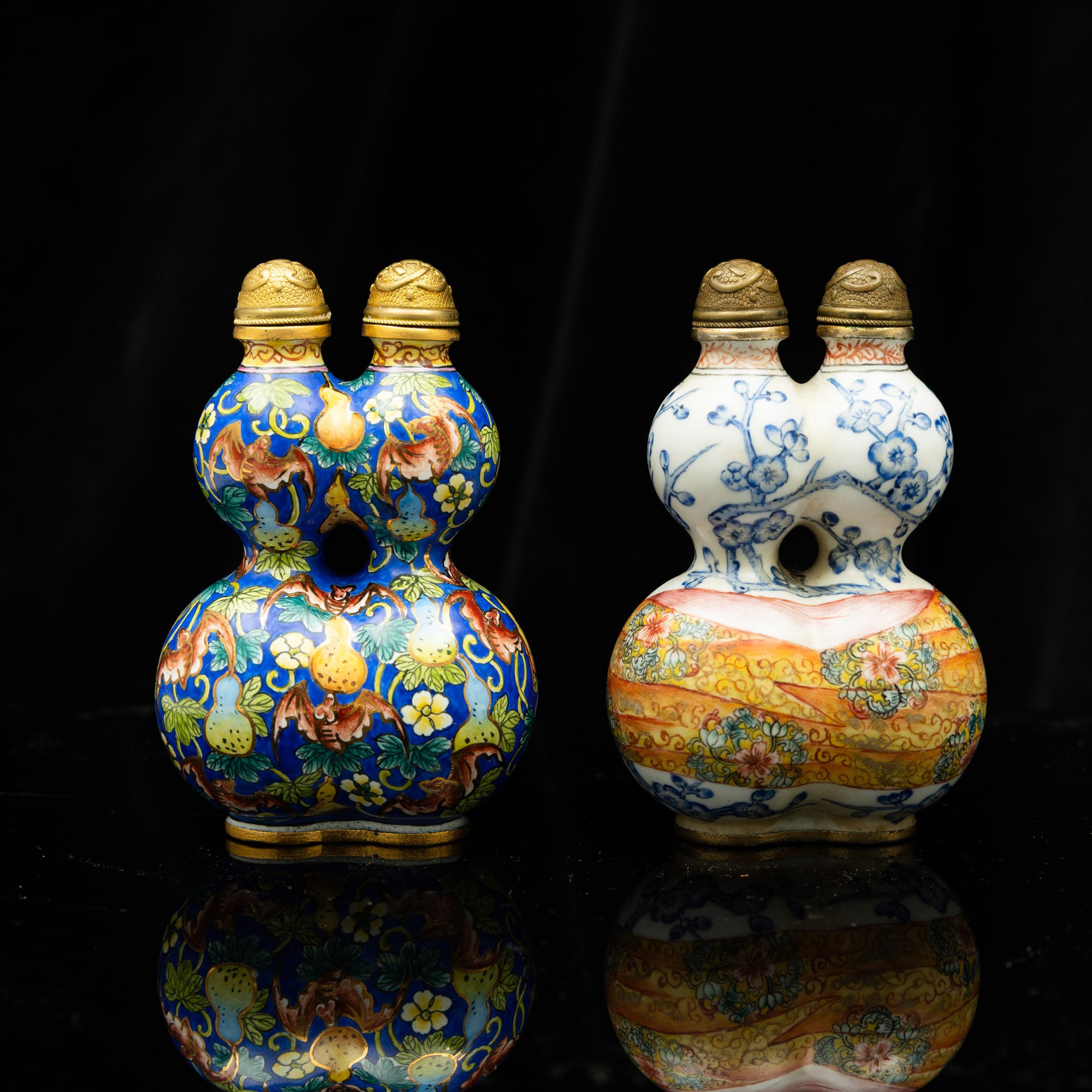 Cina, Due snuff bottle in smalto policromo cloissoné, XX secolo